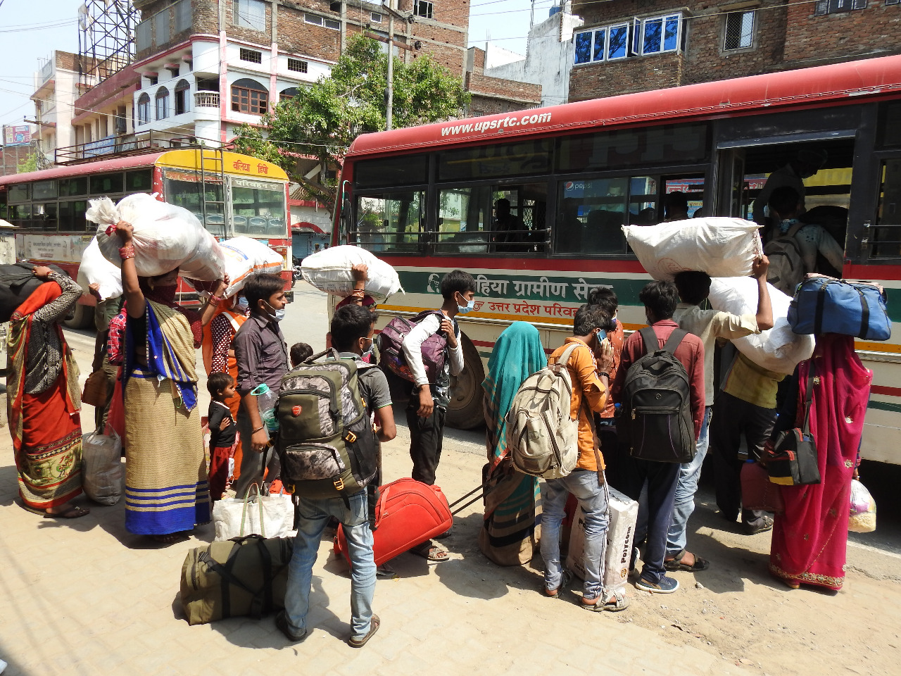 उदास मन से बोल रहे प्रवासी..महानगरों की कंपनियों में रहेगी उदासी