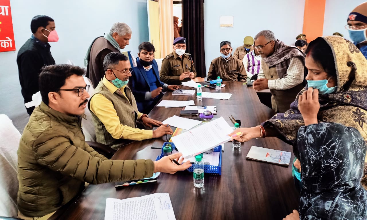 सम्पूर्ण समाधान दिवस : वरासत के लंबित मामले में तीन लेखपालों को डीएम ने किया सस्पेंड