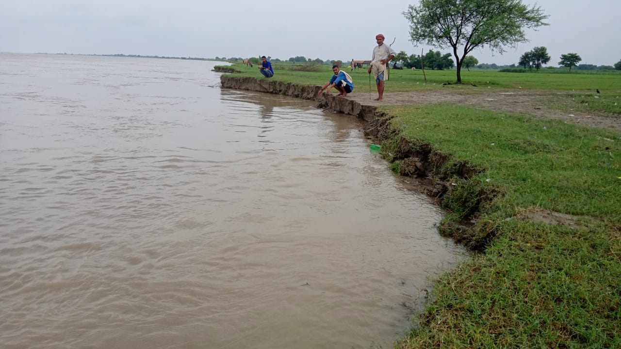 बलिया में तबाही मचाने को आतुर गंगा, सरयू में भी बढ़ाव जारी